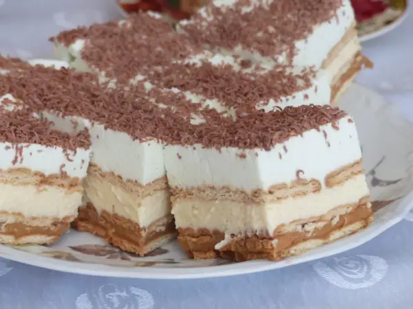 Pyszne ciasto z herbatników bez pieczenia w 15 minut. Prosty przepis krok po kroku