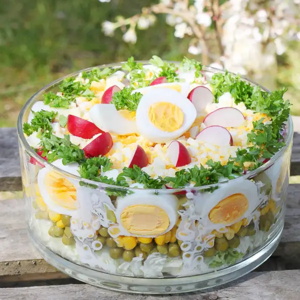 Pyszne sałatki wielkanocne, które zachwycą twoich gości i ułatwią świąteczne menu